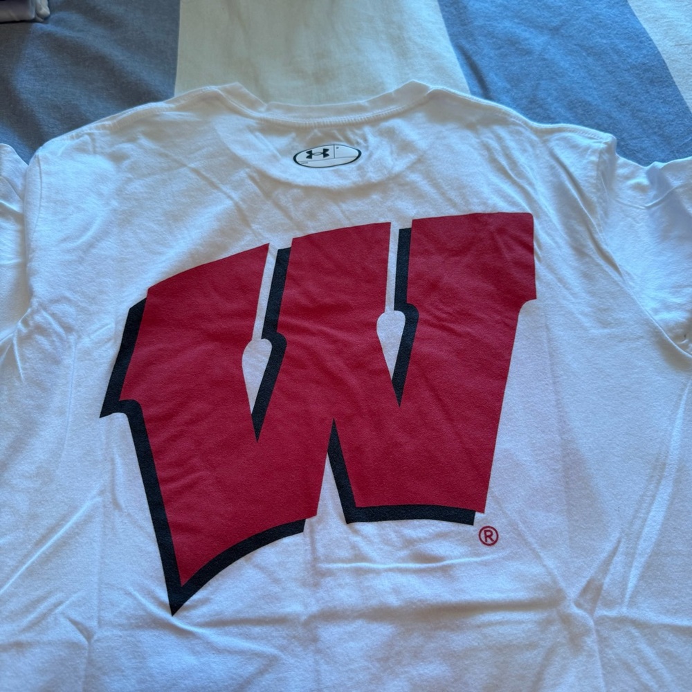 White T-Shirt with Red Wisconsin badgers Graphic Print motion W on back - Picture 2 of 2